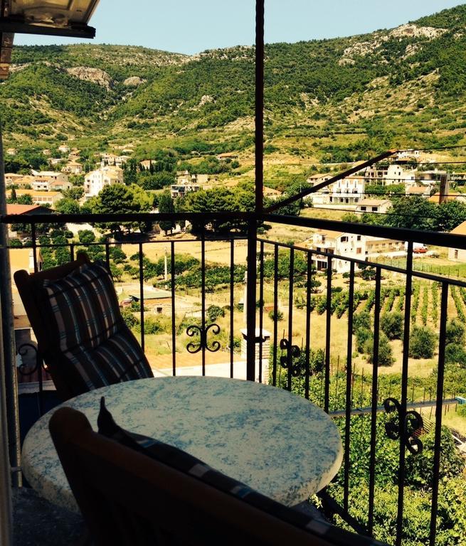 Hill House Marija Apartment Komiza Bagian luar foto