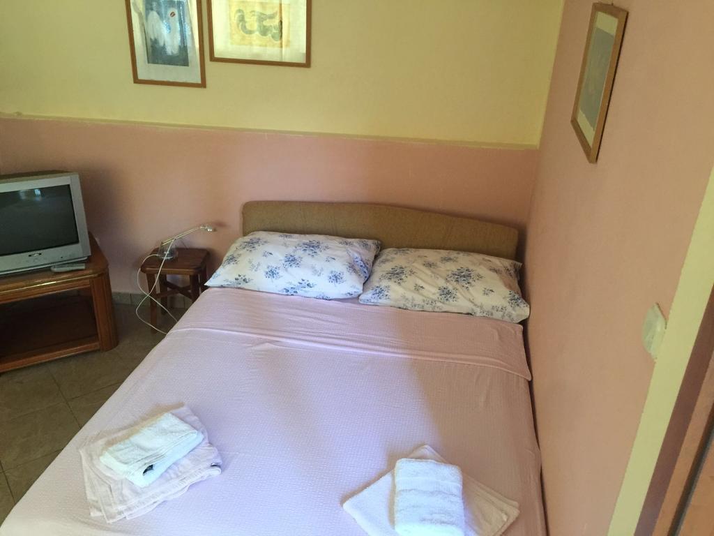 Hill House Marija Apartment Komiza Bagian luar foto