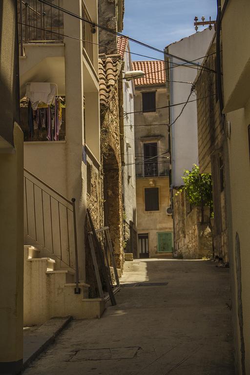 Hill House Marija Apartment Komiza Bagian luar foto