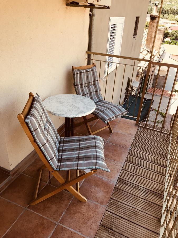 Hill House Marija Apartment Komiza Bagian luar foto