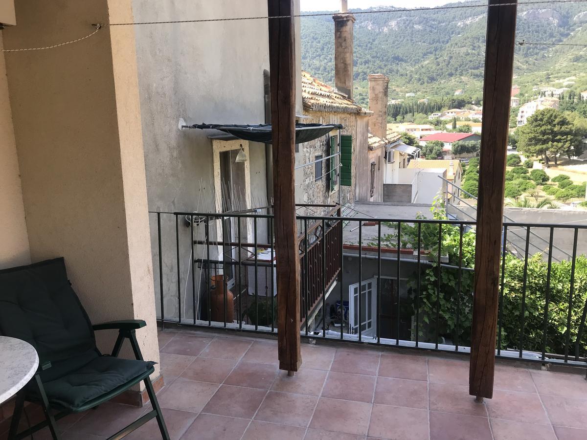 Hill House Marija Apartment Komiza Bagian luar foto
